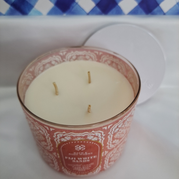 Bath & Body Works Fiji White Sands Scented Candle - Orange - Picture 7 of 10